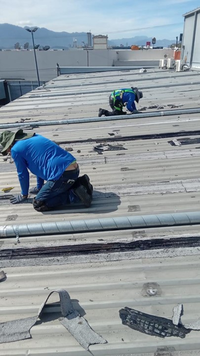 Se muestran trabajadores atendiendo un techo en mal estado, GP Soluciones INdustriales brindando servicio de mantenimiento y reparación.