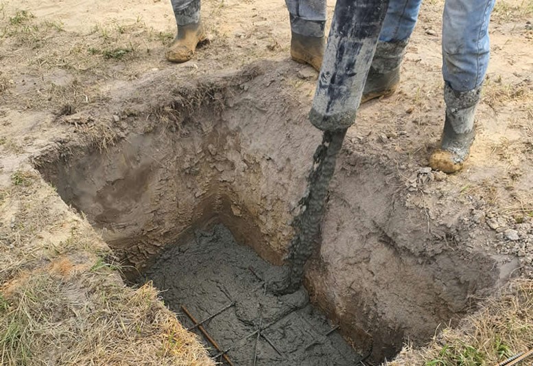 Se muestra el vaciado de concreto para conformar los pilares.
