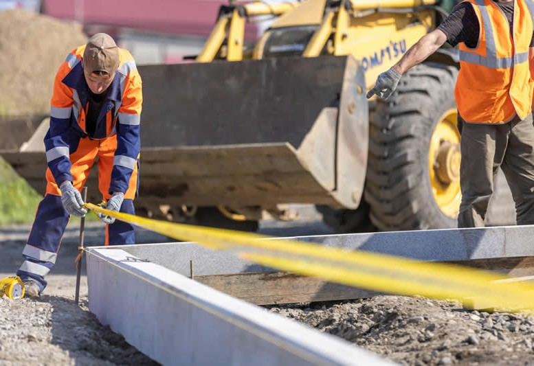 Muestra trabajadores de Obra Civil midiendo antes de vaciado de concreto.