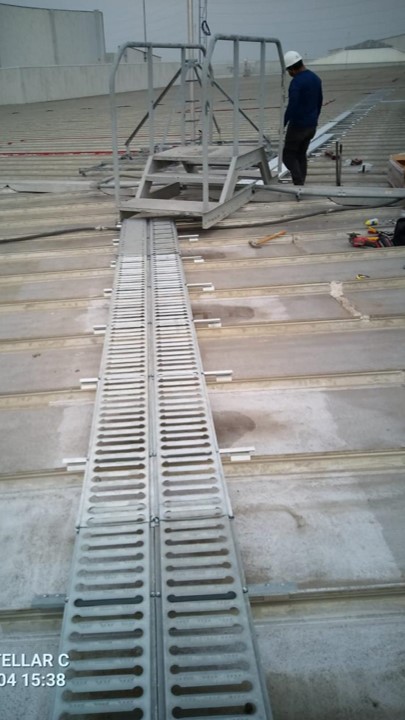Muestra trabajador de GP Soluciones Industriales instalando un Paso de Gato.